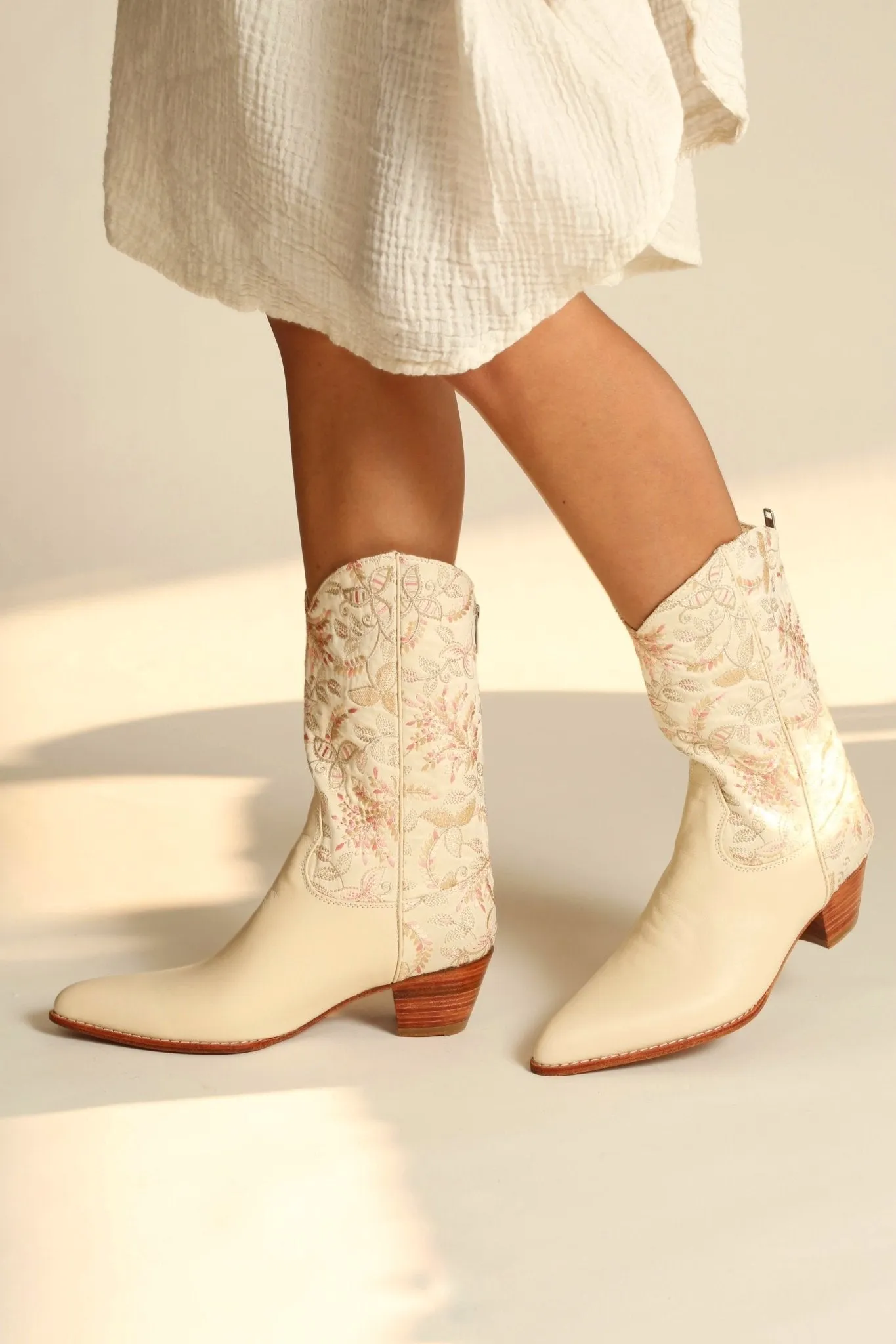 IVORY PINK FLOWER LEAF EMBROIDERED WESTERN BOOTS CHINELO