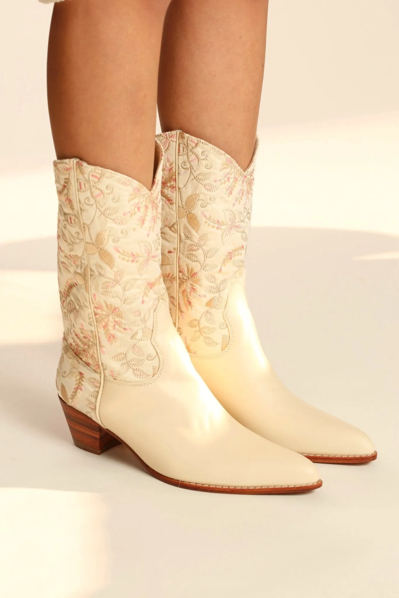 IVORY PINK FLOWER LEAF EMBROIDERED WESTERN BOOTS CHINELO