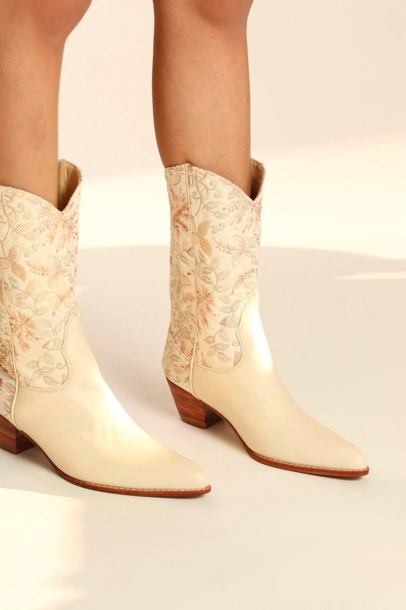 IVORY PINK FLOWER LEAF EMBROIDERED WESTERN BOOTS CHINELO