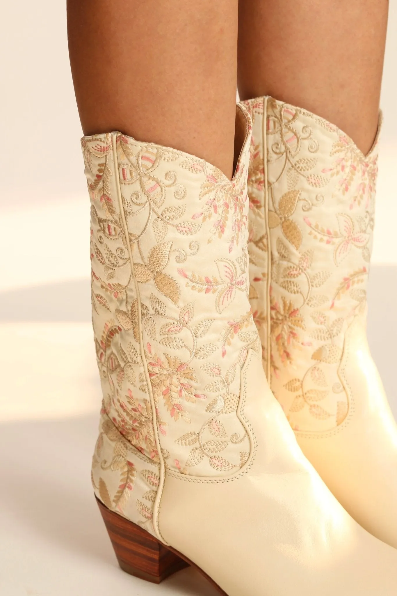 IVORY PINK FLOWER LEAF EMBROIDERED WESTERN BOOTS CHINELO