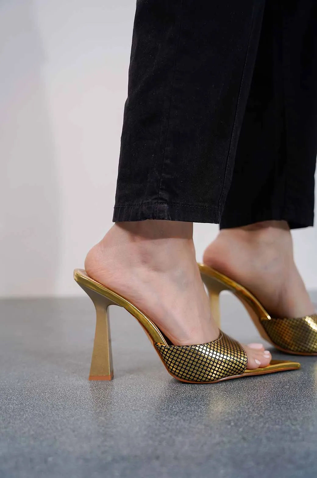 POINTED GOLD HEELS