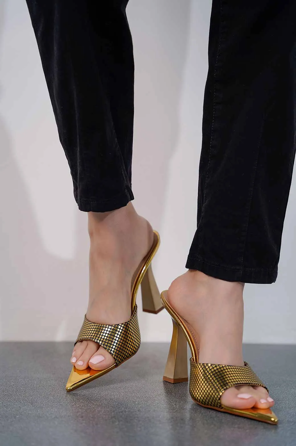 POINTED GOLD HEELS